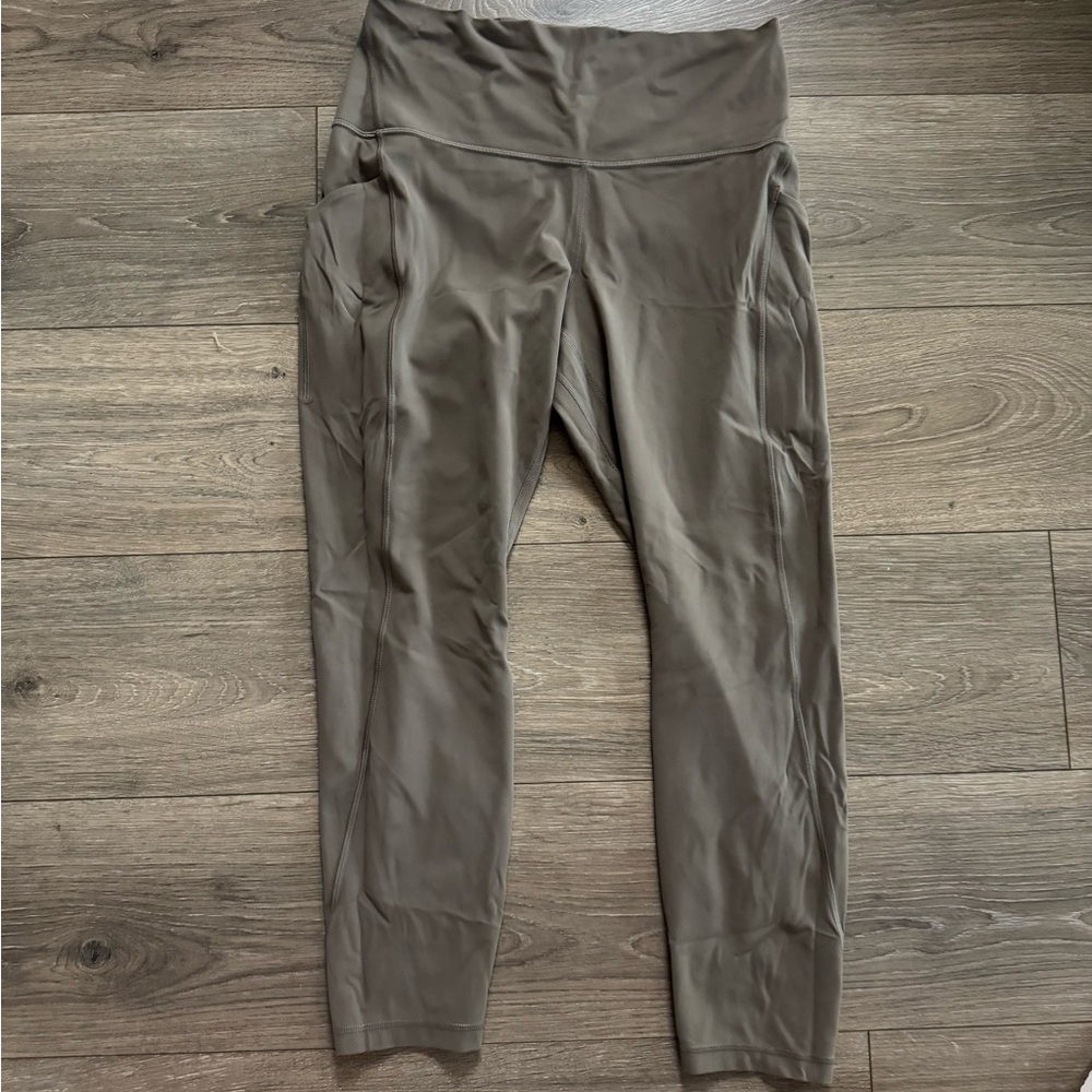Align leggings with pocket